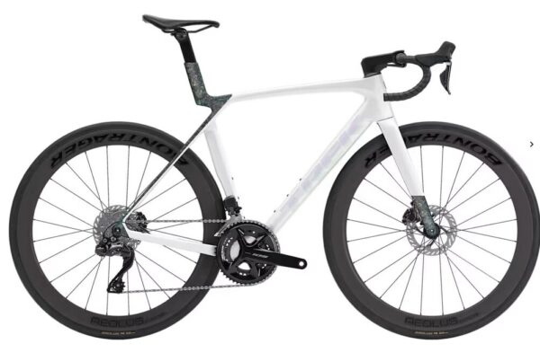 Trek Madone SL 6 Trek Madone SL 6 - Aerodynamisk landsvägscykel med elektroniska växlar